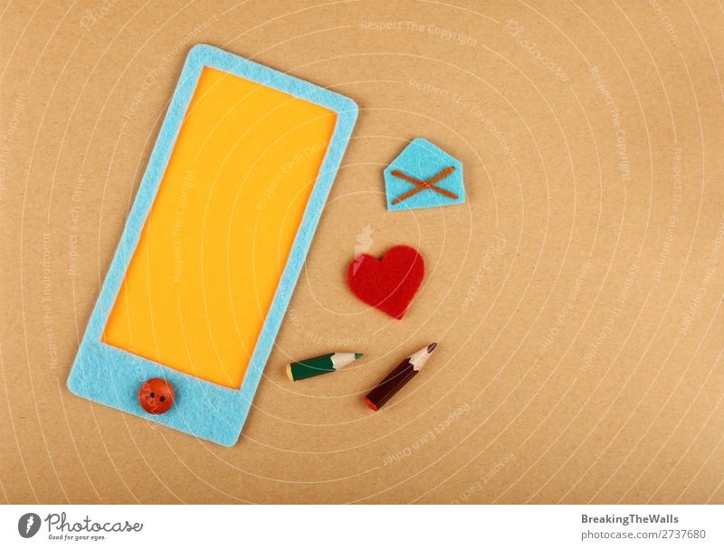 Filzboot Smartphone mit Herz über braunem Papier Freizeit & Hobby Basteln Valentinstag Post Handy PDA Bildschirm Zeichen Kommunizieren Liebe trendy modern blau