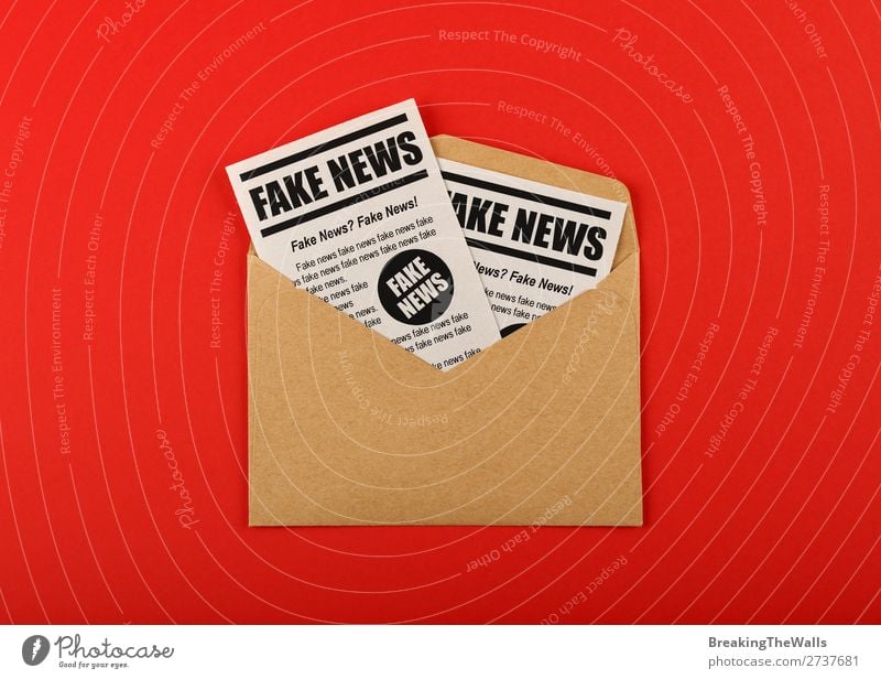 Umschlag mit FAKE NEWS Zeitungen über rot Post sprechen Medien Printmedien Zeitschrift Papier Zeichen Schilder & Markierungen braun falsch Information
