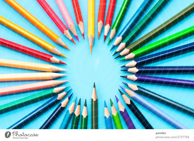 Ideenaustauschkonzept, Buntstifte auf blauem Hintergrund Freizeit & Hobby Kind Schule Arbeit & Erwerbstätigkeit Büro Business Sitzung Menschengruppe Kunst