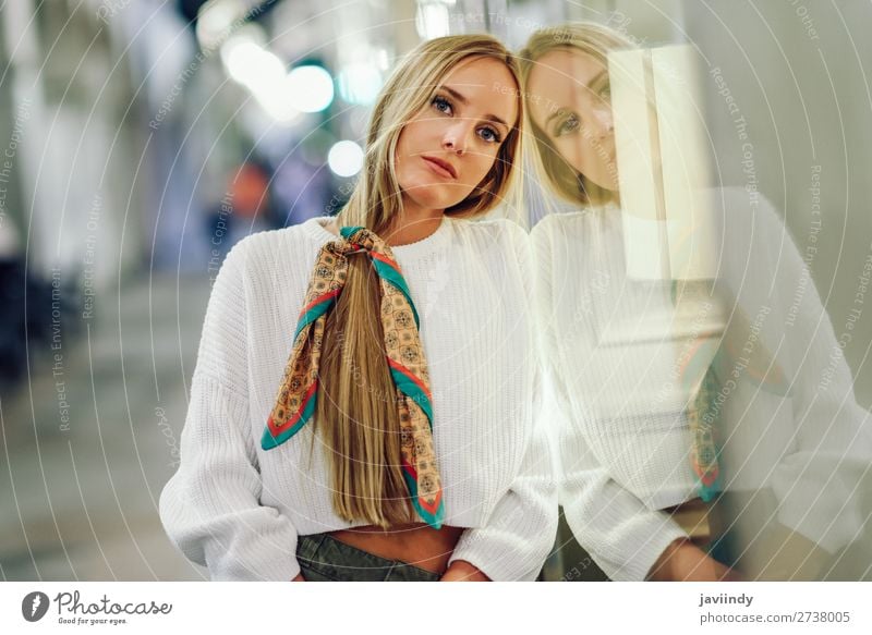 Blondes Mädchen mit defokussierten städtischen Stadtlichtern bei Nacht. Lifestyle kaufen Stil Glück schön Haare & Frisuren Winter Mensch feminin Junge Frau