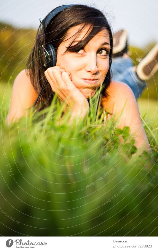 Musik & Gras Frau Mensch Sommer Wiese liegen hören Kopfhörer MP3-Player CD Player Walkman Freude Vogelperspektive Sonne Sonnenstrahlen lachen Lächeln Erholung