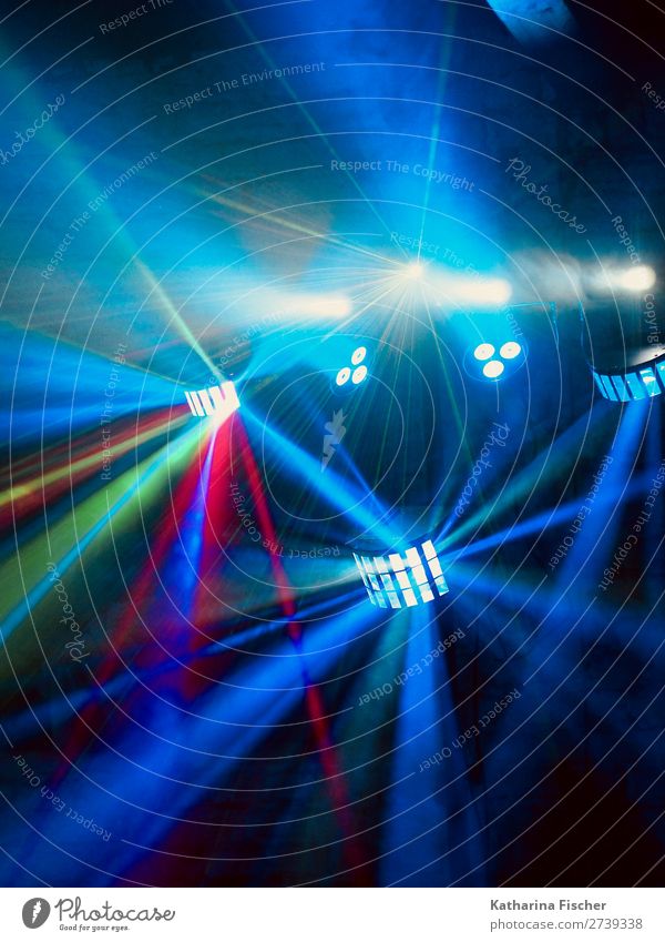 Farbige Lichtstrahler Lichtschein Lichtspiel Disco Veranstaltung Show Party leuchten blau mehrfarbig grün rosa rot silber türkis weiß Farbfoto Innenaufnahme