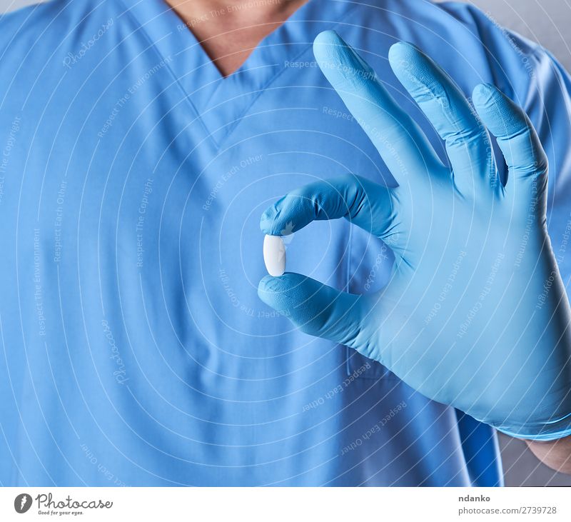 Arzt in blauen Latexhandschuhen mit einer weißen Pille Behandlung Krankheit Medikament Krankenhaus Mensch Hand Handschuhe Gesundheitswesen Pflege Chemikalie