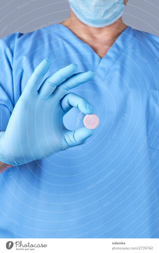 Arzt in blauen Latexhandschuhen mit einer großen runden Pille Gesundheitswesen Behandlung Krankheit Medikament Krankenhaus Mensch Hand Handschuhe stehen weiß