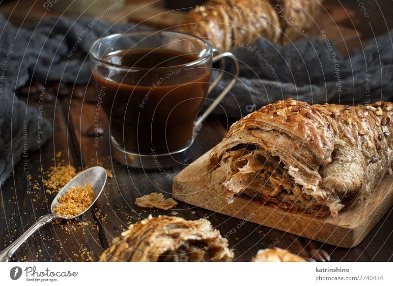 Frühstück mit Kaffee und Croissant Brot Dessert Getränk Espresso Löffel Tisch dunkel frisch lecker braun Tradition Hintergrund Bäckerei Koffein Kochen Tasse