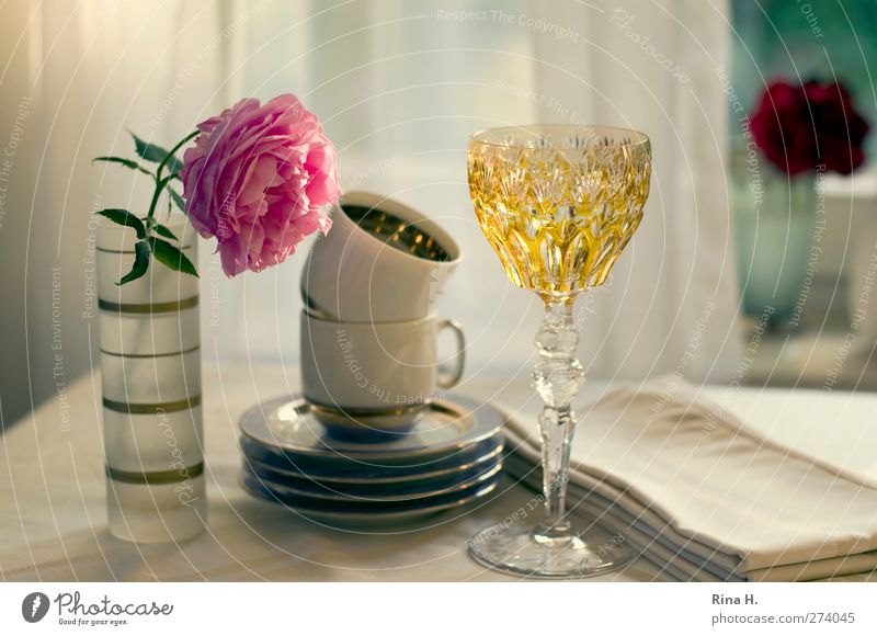 Tischlein deck dich III Geschirr Teller Tasse Glas Häusliches Leben Rose Vase Serviette Farbfoto Innenaufnahme Menschenleer Schwache Tiefenschärfe