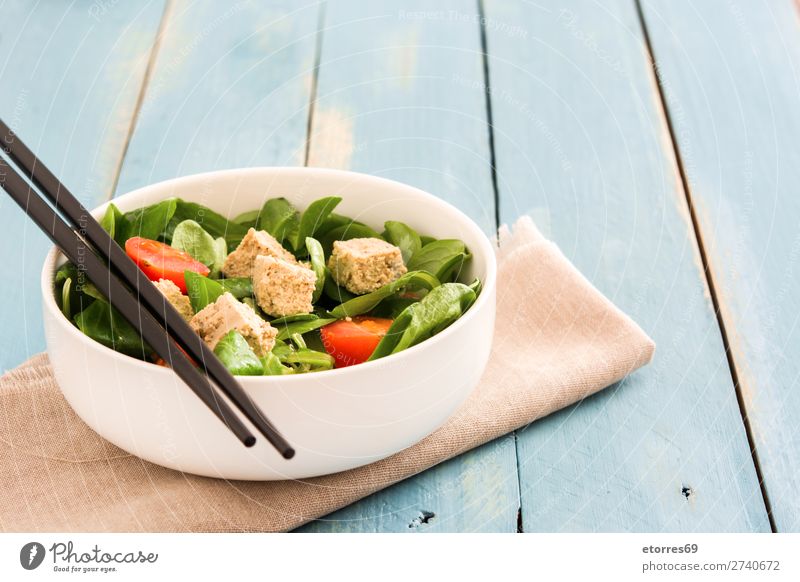 Veganer Tofusalat mit Tomaten und Feldsalat Salatbeilage Gesundheit Gesunde Ernährung Diät Vegane Ernährung Vegetarische Ernährung Blatt Essstäbchen Kirsche roh