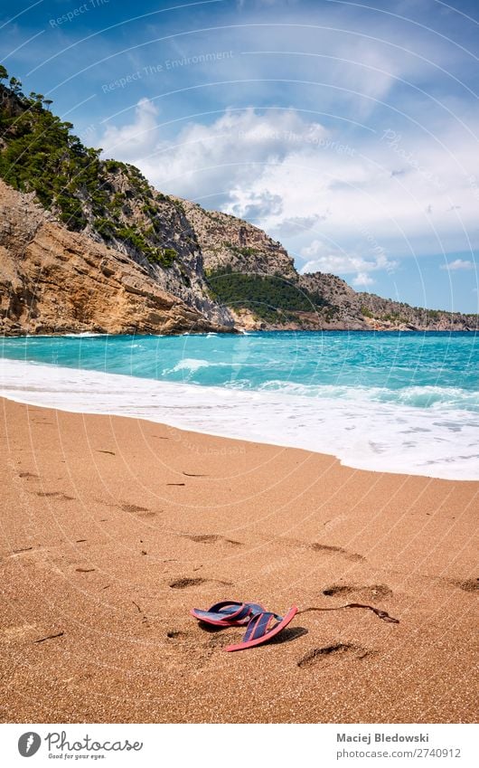 Wunderschöner leerer Strand mit verlassenen Flip-Flops. Lifestyle Ferien & Urlaub & Reisen Freiheit Sommer Sommerurlaub Sonne Sonnenbad Meer Insel Natur Sand