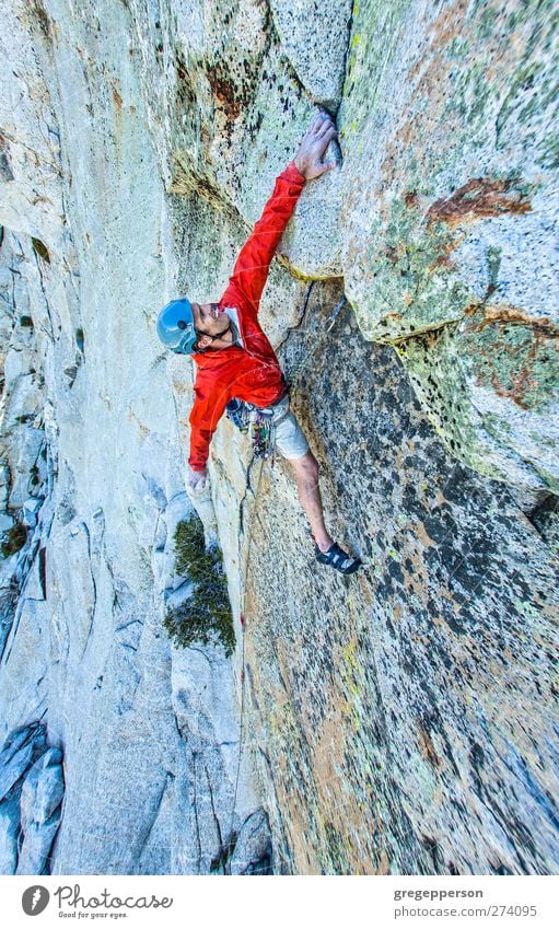 Kletterer packend. Leben Abenteuer Klettern Bergsteigen Erfolg Seil maskulin Mann Erwachsene 1 Mensch 30-45 Jahre Felsen Jacke sportlich selbstbewußt Kraft