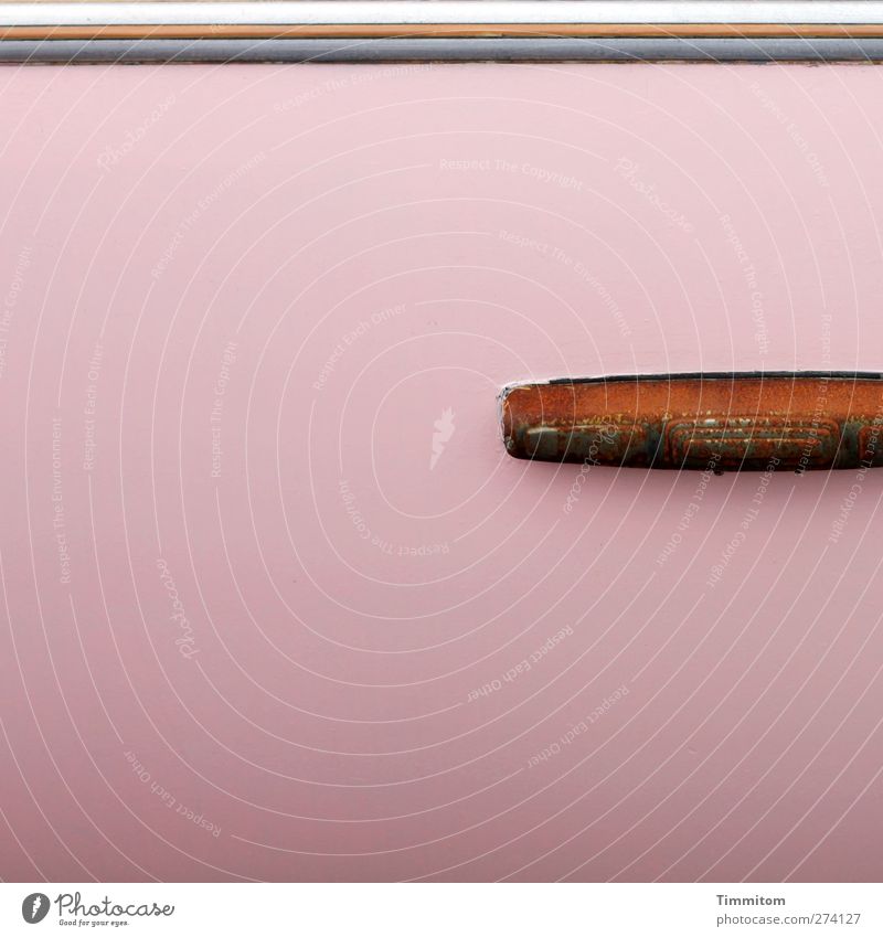 Candy + Rost. Heidelberg Wohnwagen Griff Metall Kunststoff einfach rosa ästhetisch Farbe Kitsch Schwarzweißfoto Außenaufnahme Menschenleer Textfreiraum unten