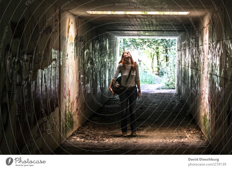 Aufblicken feminin Junge Frau Jugendliche Erwachsene Körper 18-30 Jahre Mauer Wand Fassade braun schwarz Tunnel Unterführung Tunnelbeleuchtung rothaarig