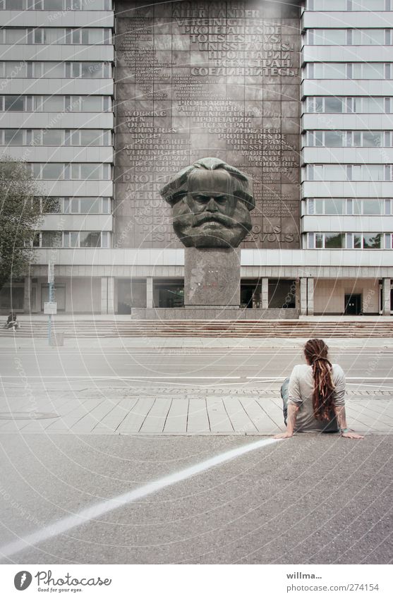 Auseinandersetzung  mit Karl Marx Jugend auf der Straße sitzen Skulptur Sehenswürdigkeit Wahrzeichen Denkmal Rastas hocken Politik & Staat Zukunft Marxmonument