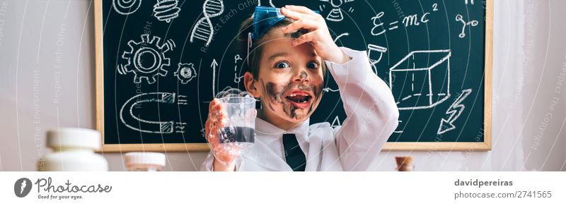 Glücklicher kleiner Junge spielt mit Seifenexperimenten. Gesicht Spielen Tisch Wissenschaften Kind Schule Klassenraum Tafel Labor Internet Mensch Kindheit