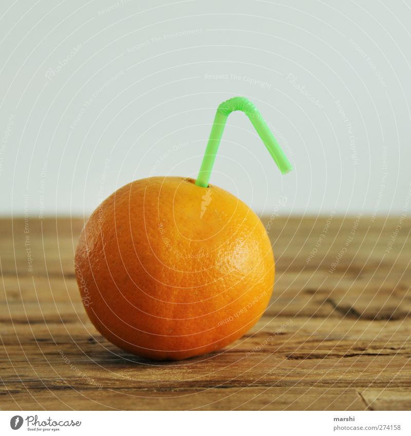 frischer O-Saft Lebensmittel Frucht Ernährung Getränk trinken Erfrischungsgetränk Limonade orange saftig fruchtig Orangensaft Halm Holztisch Symbole & Metaphern
