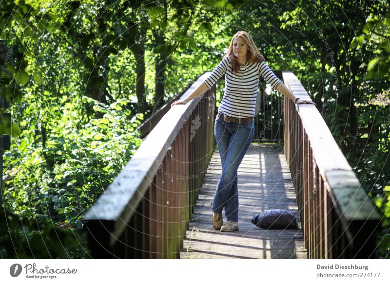 Auf den Sommer warten Mensch feminin Junge Frau Jugendliche Leben 1 18-30 Jahre Erwachsene Landschaft Baum Park braun grün Holzbrücke stehen Geländer festhalten