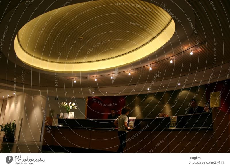 Black Lounge verloren London Architektur Foyer Kreis Licht warten ruhig