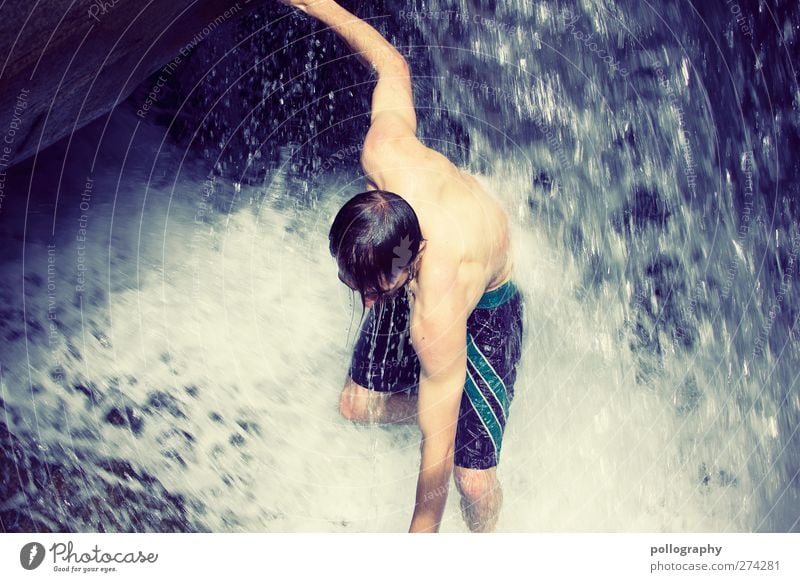 aufrappeln Ausflug Abenteuer Sommerurlaub Mensch maskulin Junger Mann Jugendliche Erwachsene Leben 1 18-30 Jahre Wasser Wassertropfen Herbst Wasserfall