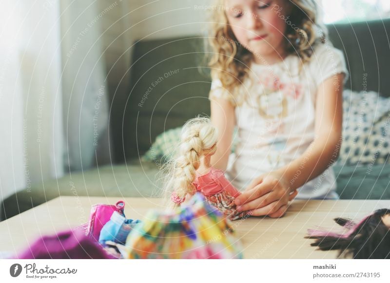 Kind Mädchen spielt zu Hause mit Puppen Lifestyle Freude Glück Freizeit & Hobby Spielen Schule Kindheit Rock Kleid Stoff Spielzeug lustig natürlich Sauberkeit