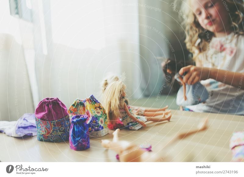 Kind Mädchen spielt zu Hause mit Puppen Lifestyle Freude Glück Freizeit & Hobby Spielen Schule Kindheit Rock Kleid Stoff Spielzeug lustig natürlich Sauberkeit