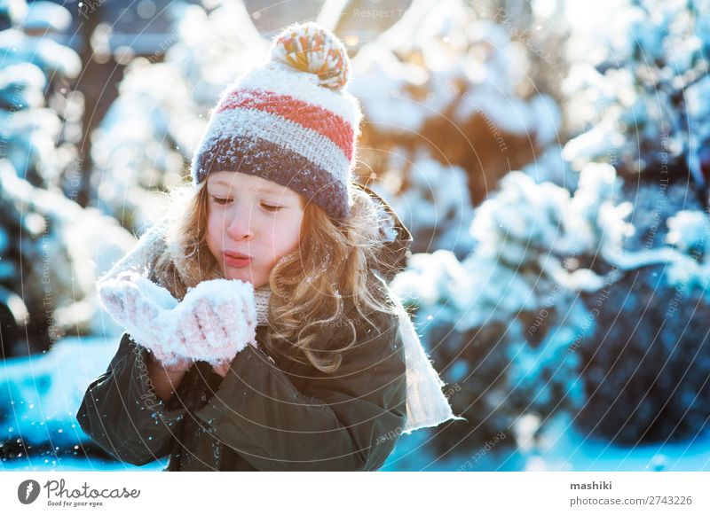 Kind Mädchen spielt mit Schnee im Wintergarten oder Wald Freude Glück Spielen stricken Ferien & Urlaub & Reisen Garten Wetter Schal Hut Tropfen Lächeln lachen