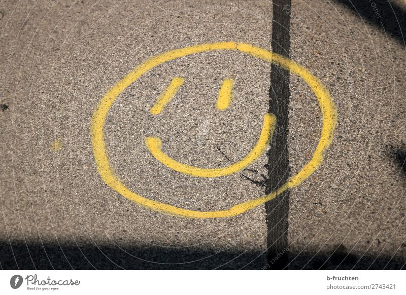 Bitte lächeln! Straße Zeichen Graffiti Lächeln lachen frech Freundlichkeit Fröhlichkeit trendy positiv Stadt gelb Freude Lebensfreude Hoffnung Leichtigkeit