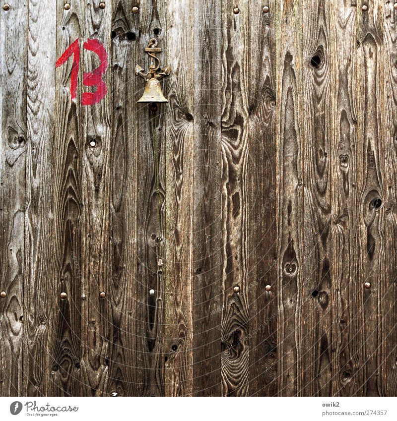 Protestglocke Tür Holztür Maserung Glocke Klingel Metall Zeichen Ziffern & Zahlen 13 Symbole & Metaphern hängen einfach klein oben braun sparsam skurril läuten