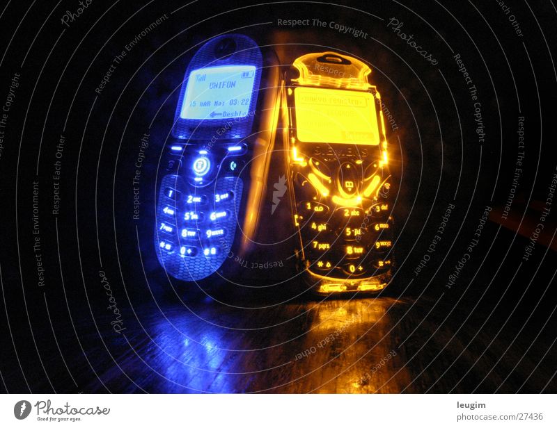 Das Paar Handy Unterhaltungselektronik Telekommunikation Zusammensein hell blau gelb ästhetisch Zufriedenheit Partnerschaft Design Energie Kommunizieren Kontakt