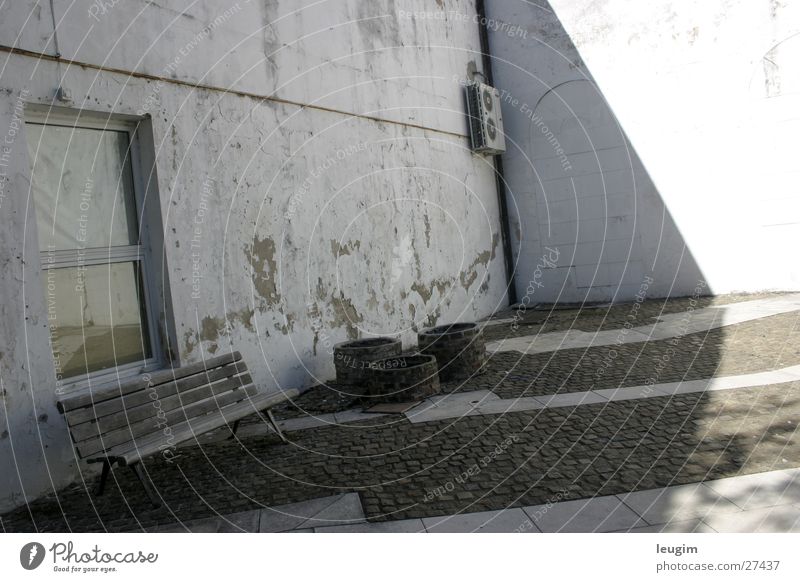 Desequilibrio grau weiß Argentinien Buenos Aires Fenster Wand Architektur verrückt unbalanciert recoleta Bank