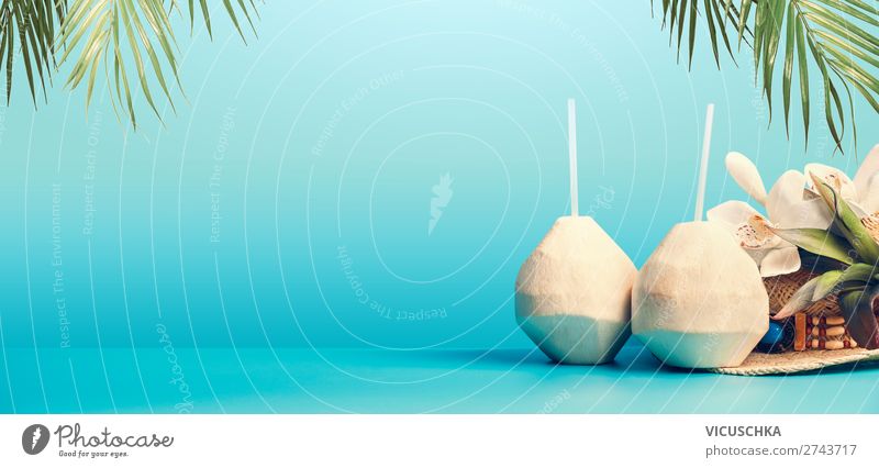Sommer Hintergrund mit tropische Kokosnuss Cocktail Lebensmittel Getränk Erfrischungsgetränk Trinkwasser Longdrink Stil Design exotisch Ferien & Urlaub & Reisen