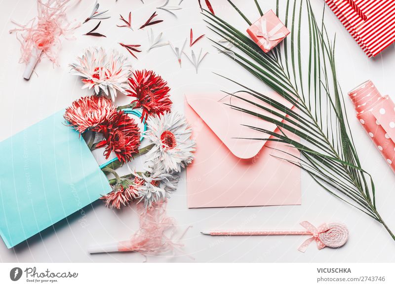Einkaufstasche mit Blumenstrauß, leerer Umschlag mit Stift kaufen Stil Design Party Veranstaltung Feste & Feiern Valentinstag Hochzeit Geburtstag feminin Papier