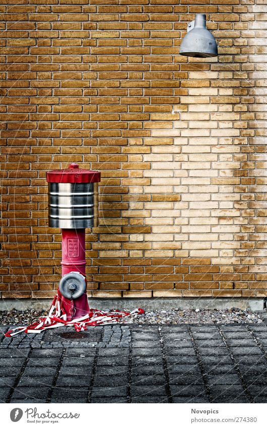 Johnny Pump Lampe Wasser Haus Industrieanlage Fabrik Architektur Mauer Wand Stein Backstein braun gelb grau rot Street Urban graphisch Hydrant Feuerhydrant