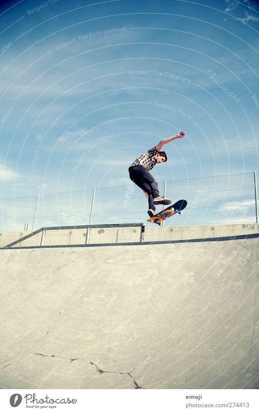 sk8air Sport Sportler Sportstätten maskulin Junger Mann Jugendliche 1 Mensch 18-30 Jahre Erwachsene Himmel Schönes Wetter blau Skateboard Skateboarding
