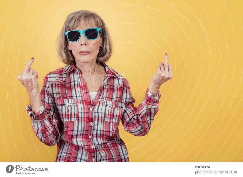 Porträt einer älteren Frau mit Sonnenbrille, die mit dem Finger beleidigt Lifestyle Ruhestand Mensch feminin Weiblicher Senior Großmutter 1 60 und älter alt
