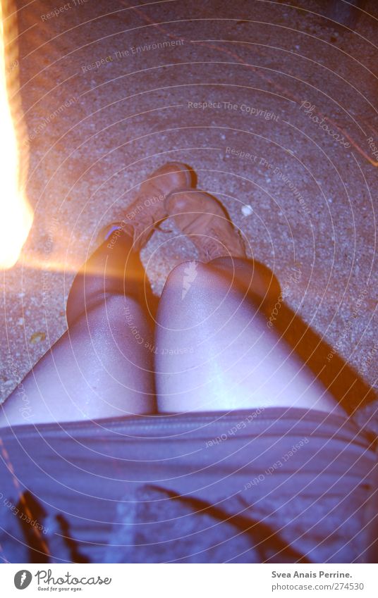 nachts. feminin Junge Frau Jugendliche Beine Fuß 1 Mensch 18-30 Jahre Erwachsene Asphalt Kieselsteine Mode Rock Kleid Strumpfhose Leggings Schuhe Stiefel sitzen