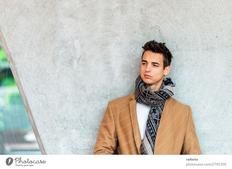 Frontansicht des trendigen jungen Mannes mit Mantel und Schal Lifestyle elegant Stil schön Haare & Frisuren Mensch maskulin Junger Mann Jugendliche Erwachsene 1