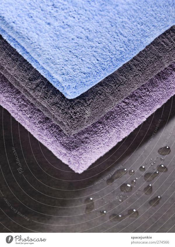 Waschtag Wasser blau violett schwarz Körperpflege Handtuch Sauna Wassertropfen Waschen sanft Frottée Ordnung Ordnungsliebe Dreieck Farbfoto Studioaufnahme