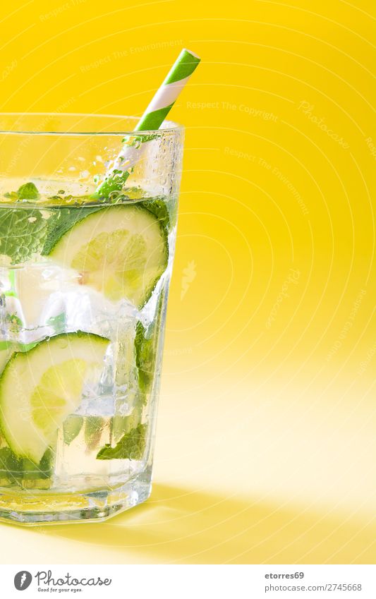 Mojito-Cocktail im Glas auf gelbem Hintergrund Getränk trinken Alkohol Erfrischung Sommer Kalk grün Minze Saft Rum kalt Eis Mischmaschine Frucht Zutaten Zucker