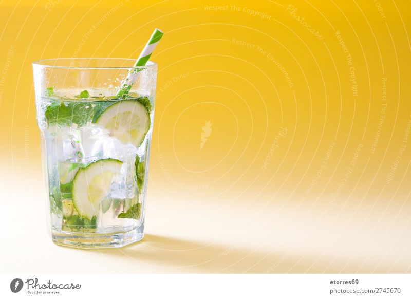 Mojito-Cocktail im Glas auf gelbem Hintergrund Getränk trinken Alkohol Erfrischung Sommer Kalk grün Minze Saft Rum kalt Eis Mischmaschine Mixer Frucht Zutaten