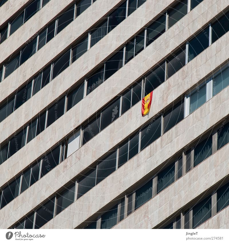 Fan-Meile [spanish version] Spanien Hochhaus Bauwerk Architektur Fassade Fenster hängen Farbfoto Außenaufnahme Menschenleer Tag Starke Tiefenschärfe