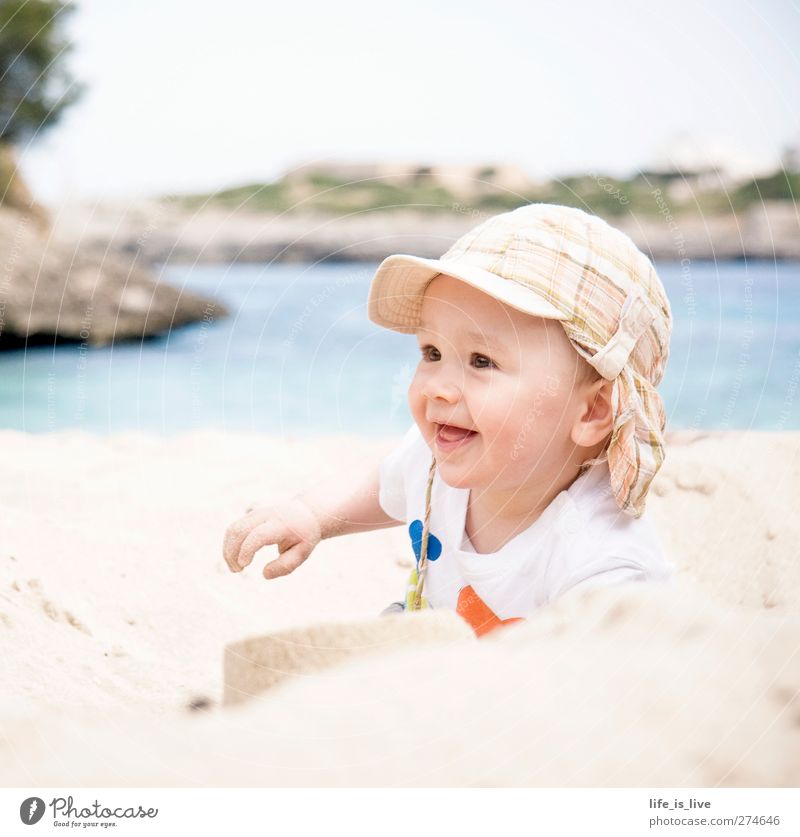 sandmann II Sommerurlaub Strand Kind Baby Junge Kindheit 1 Mensch 0-12 Monate Sand Meer Mittelmeer Lächeln Spielen leuchten Fröhlichkeit Glück niedlich Fernweh