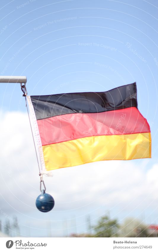 Es liegt was in der Luft ... Fahne Deutsche Flagge flattern schwingen luftig Deutschland Nationalflagge Farbfoto Außenaufnahme Textfreiraum oben Tag Licht