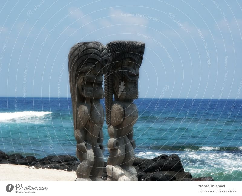 sculptures Skulptur Hawaii Strand Holz Polynesier Statue Küste Wasser