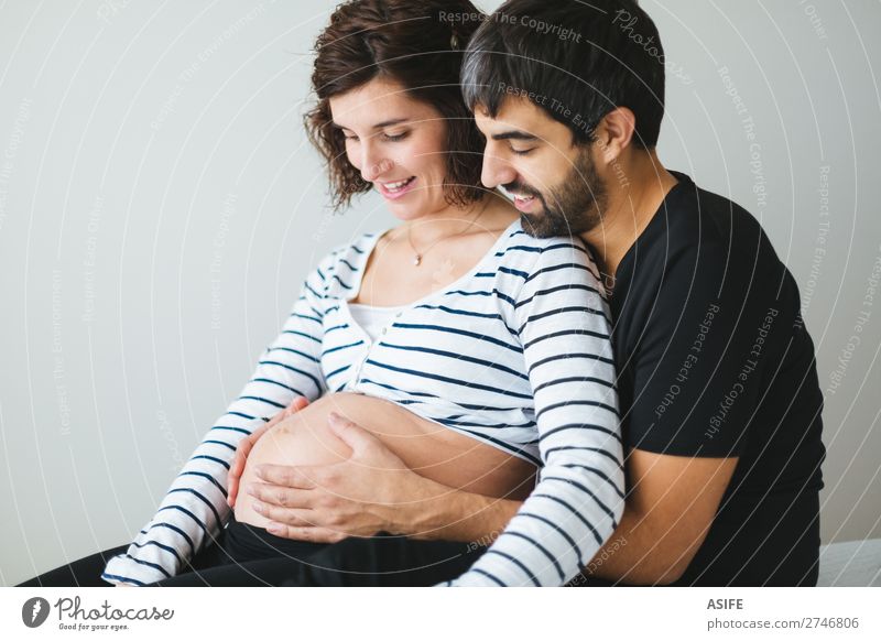 Glückliches schwangeres Paar, das die Bewegungen seines Babys spürt. schön Körper Frau Erwachsene Mann Eltern Mutter Vater Familie & Verwandtschaft berühren