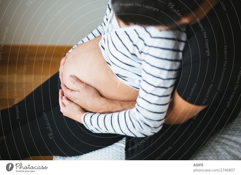 Schwangere Paare umarmen sich und berühren den Bauch von Frauen. Glück schön Körper Baby Erwachsene Mann Eltern Mutter Vater Familie & Verwandtschaft Lächeln