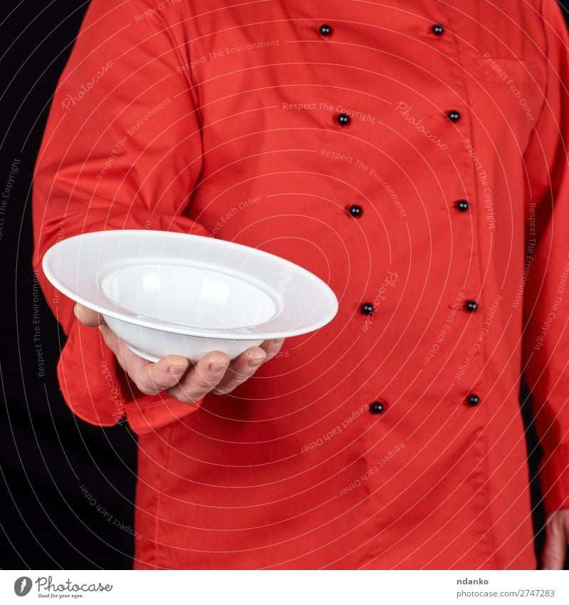 runder weißer Teller für Suppe Eintopf Mittagessen Abendessen Körper Küche Restaurant Beruf Koch Mensch Mann Erwachsene Hand tragen dunkel Sauberkeit rot