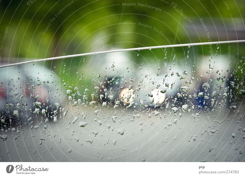 rushschauer schlechtes Wetter Regen Stadt Verkehr Straßenverkehr Autofahren Straßenkreuzung PKW Glas trist grau Langeweile Autofenster offen Wassertropfen