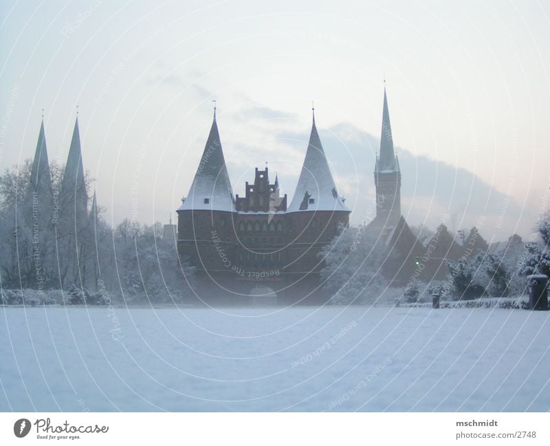 Lübeck im Winter Hanse historisch Holstentor Schnee Wahrzeichen Sehenswürdigkeit Historische Bauten Berühmte Bauten Bekanntheit Textfreiraum unten Hansestadt