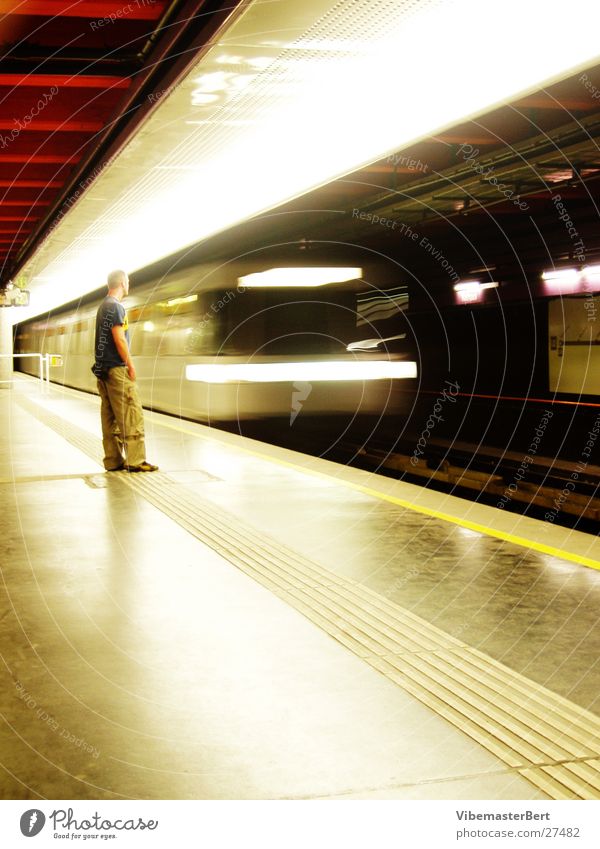 Mann und U-Bahn Wien London Underground Mobilität Geschwindigkeit Verkehr Mensch