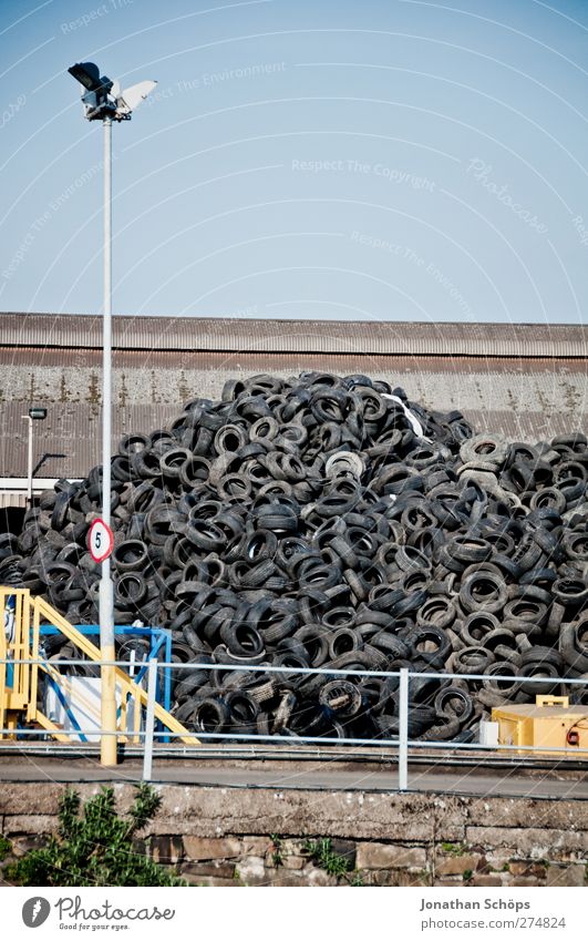 der Rest vom Auto I Verkehr hässlich Autoreifen Kautschuk Industriefotografie Industrieanlage Industriegelände Reifen Müll Recycling Haufen Hügel