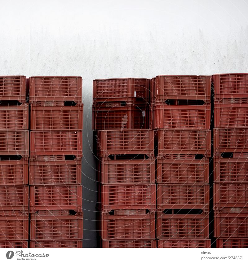 Hochstapelei Mauer Wand Kiste Behälter u. Gefäße Kunststoff eckig hoch trocken rot Hilfsbereitschaft Handel Ordnung ruhig Symmetrie Stapel Spargelkiste Farbfoto